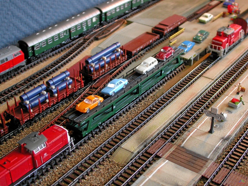 034 Autoreisezug an die Nordsee.JPG - Gleis 7a: Mit dem Autoreisezug an die Nordsee. Vorne: der Gepäckbahnsteig